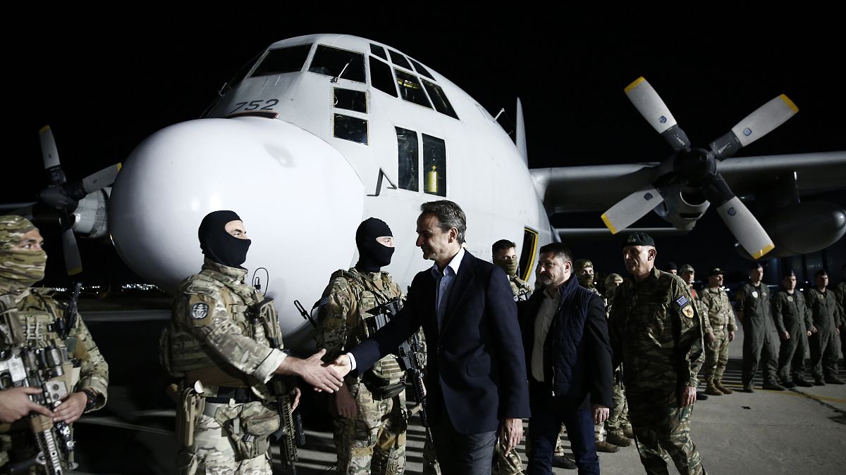 Ο πρωθυπουργός Κυριάκος Μητσοτάκης χαιρετάει τη στρατιωτική αποστολή, κατά την άφιξη των Ελλήνων και ξένων υπηκόων με C130 από το Σουδάν