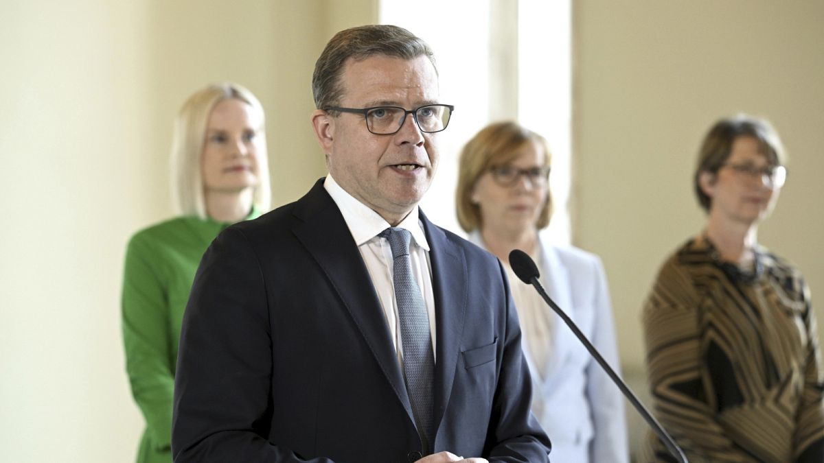 Petteri Orpo leendő konzervatív kormányfő helsinki sajtótájékoztatóján