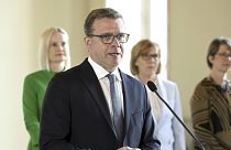 Petteri Orpo leendő konzervatív kormányfő helsinki sajtótájékoztatóján