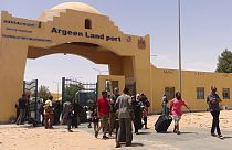 Эвакуированные несут свой багаж при въезде в Египет через сухопутный порт Аргин на международной границе между Египтом и Суданом, 27 апреля 2023 г.