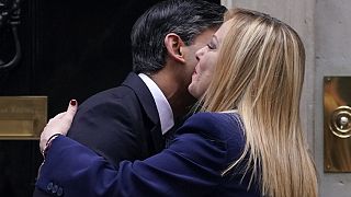 A szélsőjobb oldali Meloni és a konzervatív Sunak csókja - 2023. április 27.