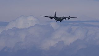 Αεροσκάφος της βρετανικής πολεμικής αεροπορίας προσεγγίζει το αεροδρόμιο της Λάρνακας