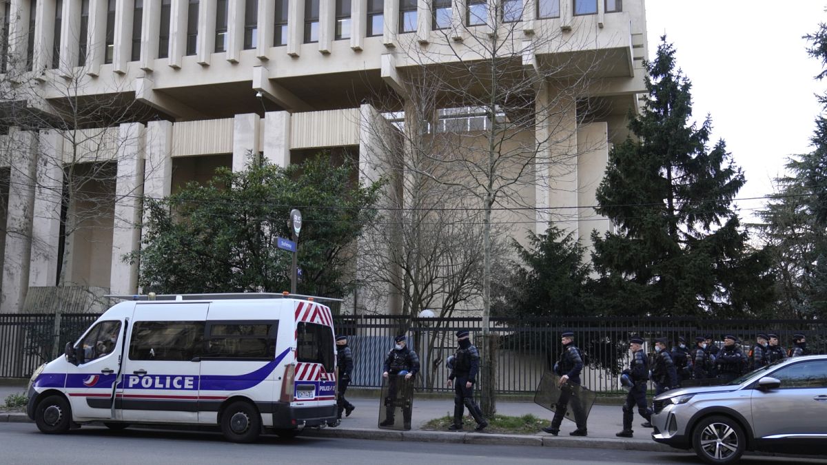 Rendőrök egy ukránpárti tüntetésen a párizsi orosz nagykövetség előtt