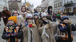 Украинские дети участвуют в параде в канун православного Рождества в центре Львова