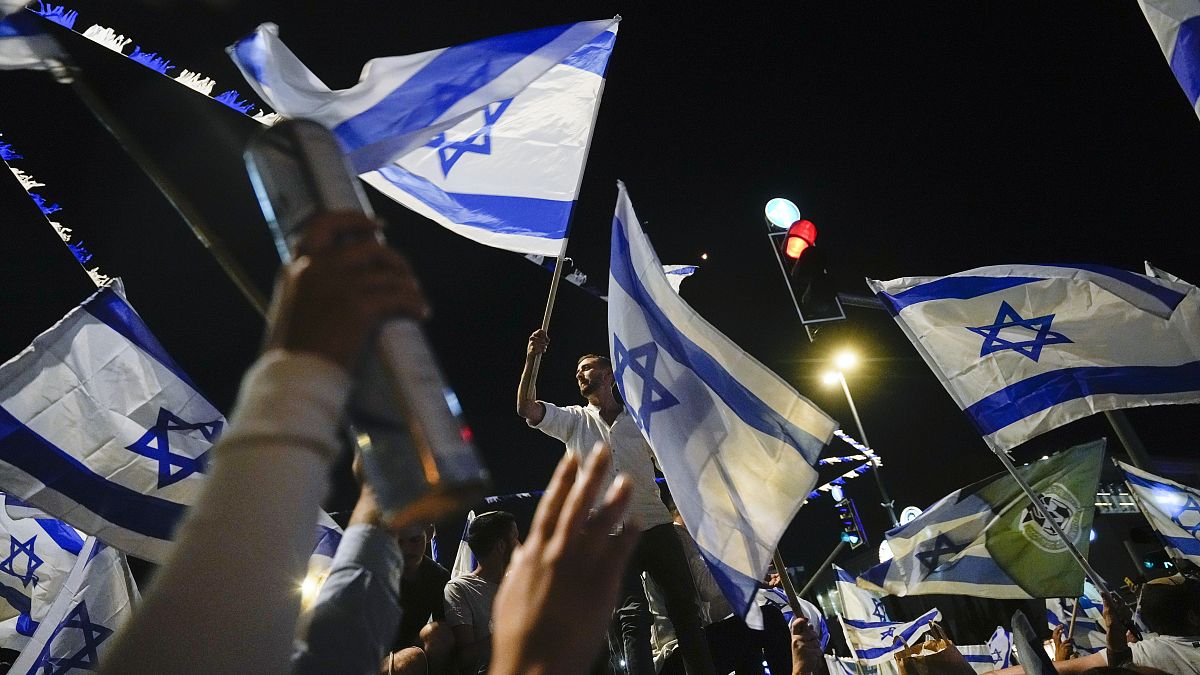 kormánypárti demonstráció az izraeli parlamentnél