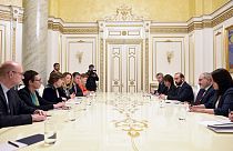 La cheffe de la diplomatie française lors d'une réunion avec le Premier ministre arménien à Erevan 27/04/2023