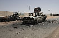Veículos militares destruídos em Cartum, Sudão