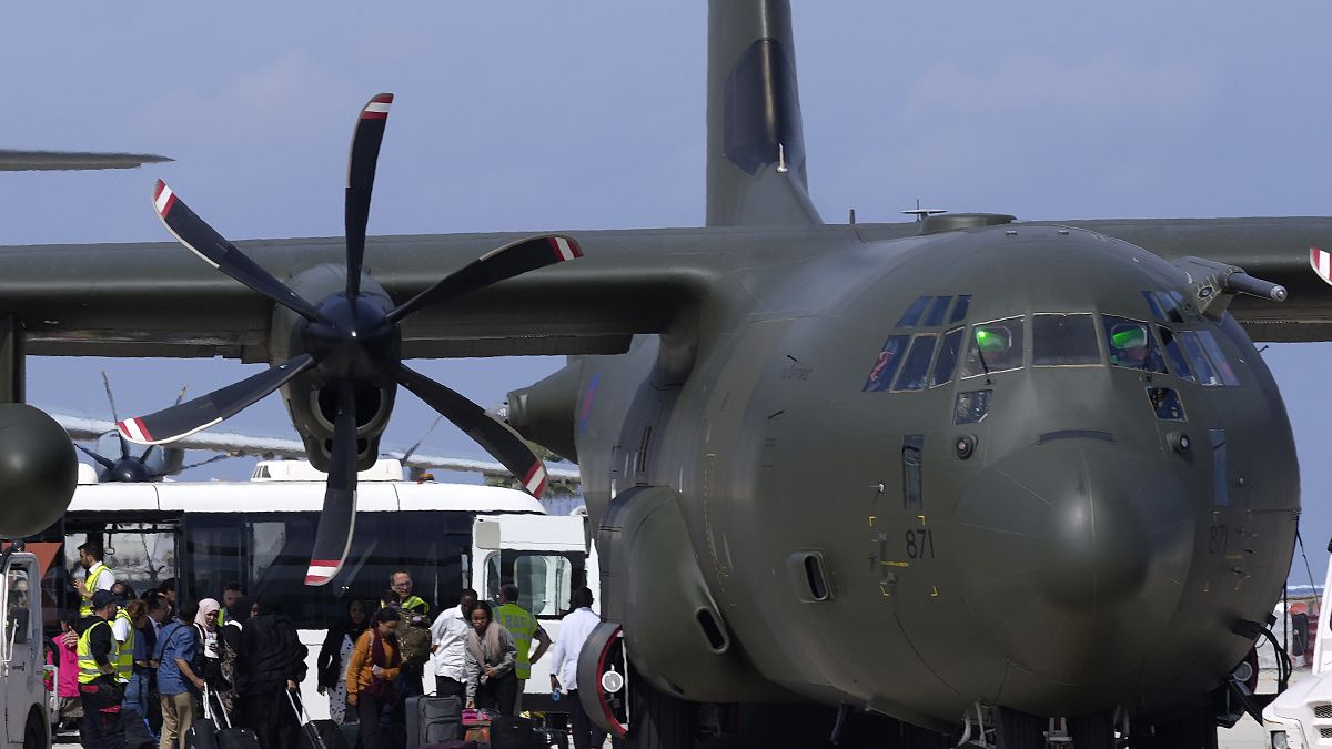 Szudáni evakuálásban részt vevő brit katonai szállító repülőgép Lárnakán 2023. április 26-án