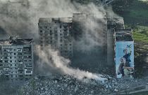 دخان يتصاعد من مبنى في باخموت، موقع أعنف المعارك مع القوات الروسية في منطقة دونيتسك شرق أوكرانيا. 2023/04/26