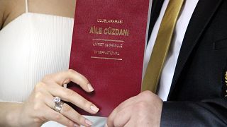 Anayasa Mahkemesi 'evlilikte kadın erkeğin soyadını alır' kuralını iptal etti