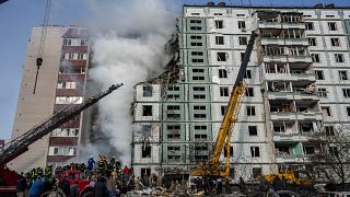 Equipas de socorro trabalham nos escomnbros dos edifícios atingidos em Uman, Ucrânia