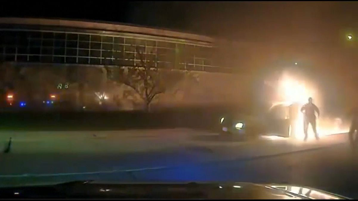 الشرطة اللأمريكية تتدخل لإنقاذ رجل مسن عندما نشب حريق داخل سيارته. 2023/04/025