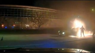 الشرطة اللأمريكية تتدخل لإنقاذ رجل مسن عندما نشب حريق داخل سيارته. 2023/04/025