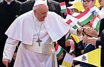 Papa Francesco accolto dai fedeli a Budapest