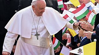 Papst Franziskus wird bei seiner Ankunft in Ungarn gefeiert.
