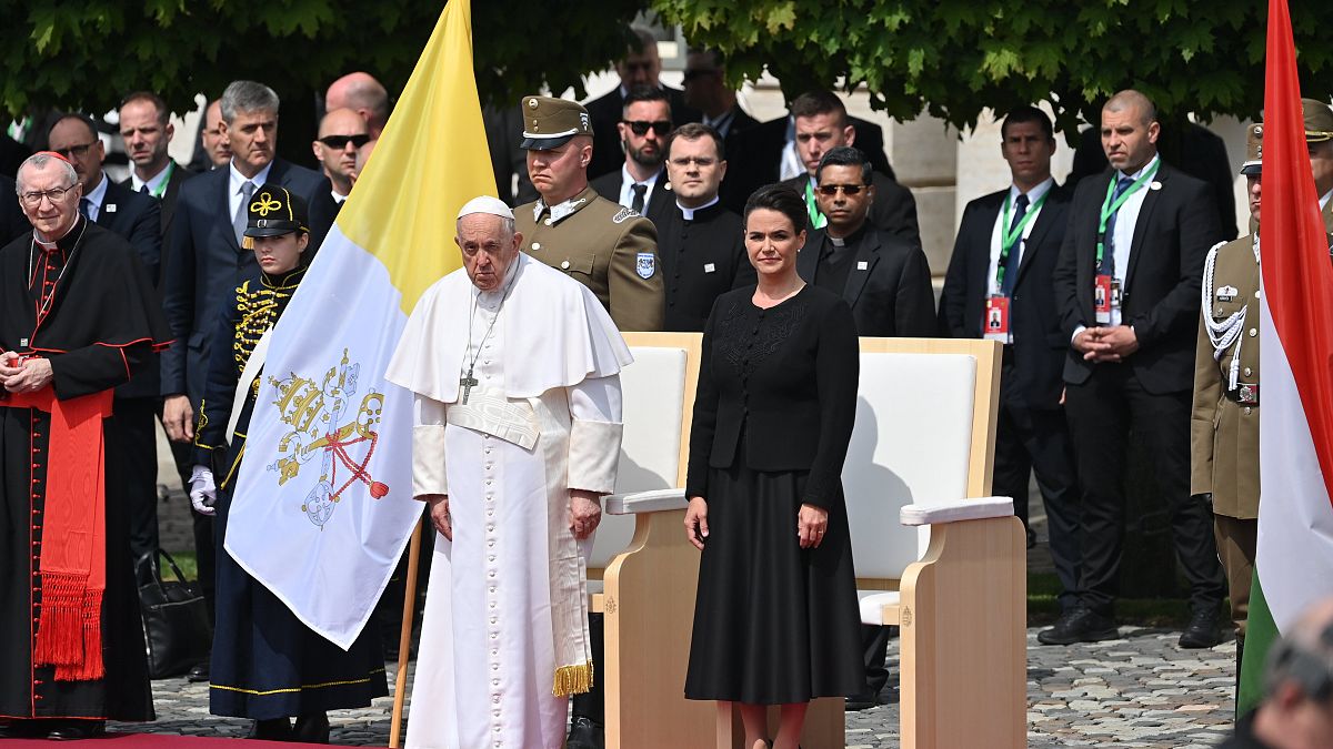 Novák Katalin köztársasági elnök katonai tiszteletadás mellett fogadja Ferenc pápát a Szent György téren 