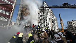 Des pompiers travaillent sur un immeuble d'habitation détruit par une attaque russe dans la ville d'Ouman, vendredi 28 avril 2023.