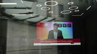 A BBC épületében levő képernyőn Richard Sharp bejelenti lemondását
