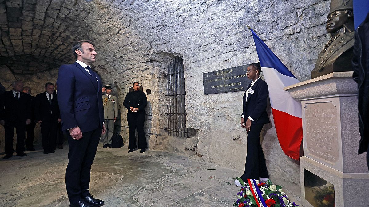 Macron, Louverture'ün öldüğü hapishanede ona resmi saygı duruşunda bulunan ilk Fransız lider oldu