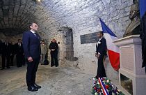 Macron, Louverture'ün öldüğü hapishanede ona resmi saygı duruşunda bulunan ilk Fransız lider oldu