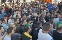 ليبيون في مدينة الزاوية الغربية يحتجون على الميليشيات التي يتهمونها بتجنيد مهاجرين في صفوفهم المتورطة في أعمال تعذيب مزعومة.