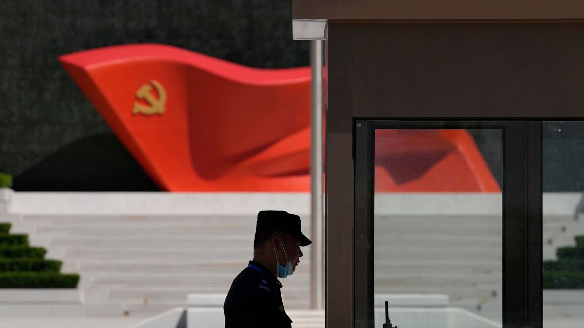 یک نگهبان امنیتی در نزدیکی مجسمه پرچم حزب کمونیست چین در موزه حزب کمونیست چین