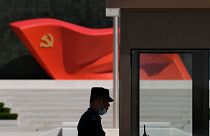 یک نگهبان امنیتی در نزدیکی مجسمه پرچم حزب کمونیست چین در موزه حزب کمونیست چین