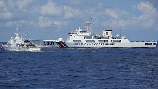 A Fülöp-szigeteki parti őrség hajója eláll a kínai hajó útjából