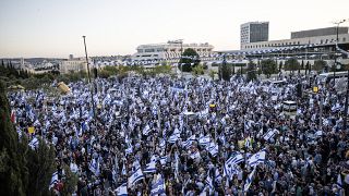 İsrail'de askıya alınan yargı reformun için binlerce kişi destek gösterisi yaptı