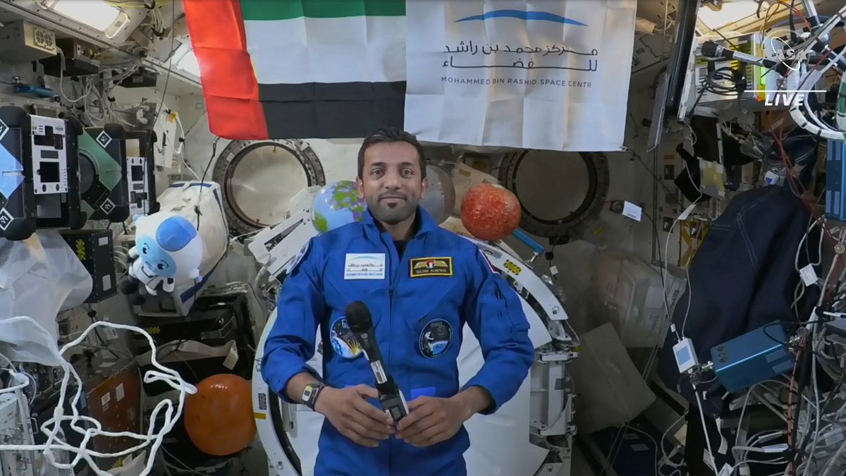 Esta foto facilitada por la NASA muestra al astronauta emeritense Sultan al-Neyadi durante una entrevista en la Estación Espacial Internacional, el 7 de marzo de 2023.