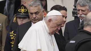 Papst Franziskus in Budapest. Im Hintergrund: Ministerpräsident Viktor Orban