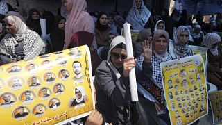 فلسطينيات يتظاهرن في غزة ويطالبن إسرائيل بإطلاق سراح الأسرى من السجون 