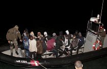 A tunéziai parti őrség által megállított, Olaszországba készülő menekülők
