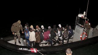 A tunéziai parti őrség által megállított, Olaszországba készülő menekülők