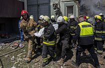 Спасатели работают на месте попадания российской крылатой ракеты в жилой дом, 28 апреля 2023 г.