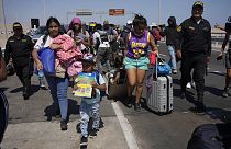 Perú y Chile plantean la apertura de un corredor humanitario. La crisis migratoria está saturando la frontera y elevando la tensión entre estos dos países de Sudamérica.