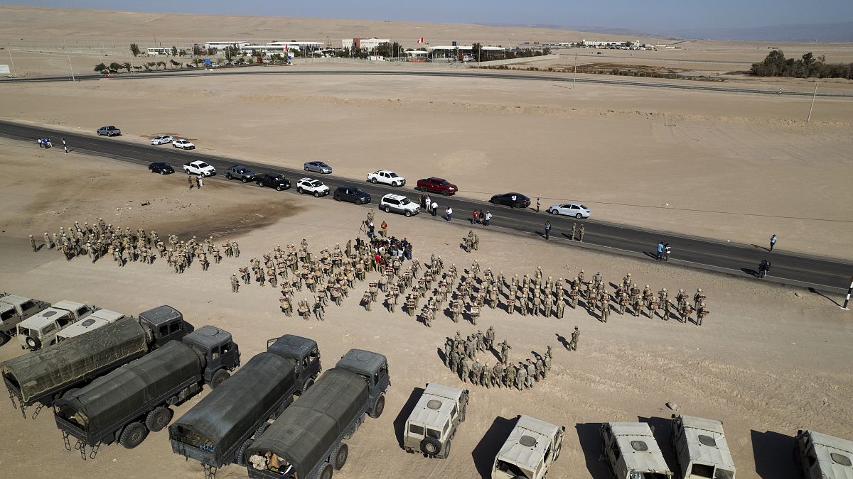 Die peruanische Armee machte an der Wüstengrenze mobil am 28. April 2023