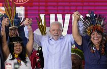 Presidente brasileiro, Luiz Inácio Lula da Silva, entre a ministra dos Povos Indígenas, Sonia Guajajara, e a presidente da Fundação Nacional do Índio, Joenia Wapichana