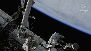 لحظة خروج النيادي من محطة الفضاء الدولية
