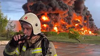 Samstag, 29. April 2023: ein brennender Kraftstofftank in Sewastopol auf der Krim.