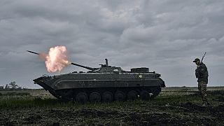 دبابة أوكرانية تقصف تجمعًا للقوات الروسية