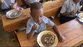 Rwanda : des repas pour lutter contre le décrochage scolaire