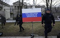 Háborúellenes megmozdulás Oroszország varsói nagykövetségének épülete előtt