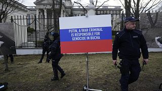 Háborúellenes megmozdulás Oroszország varsói nagykövetségének épülete előtt