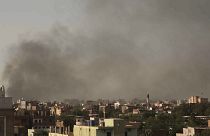 Дым поднимается в Хартуме, 29 апреля 2023 года.