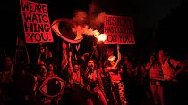 "L'histoire a les yeux rivés sur vous", peut-on lire sur une pancarte brandie lors du rassemblement à Tel-Aviv contre la réforme de la justice, le 29 avril 2023.
