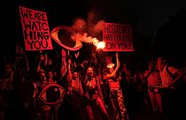 "L'histoire a les yeux rivés sur vous", peut-on lire sur une pancarte brandie lors du rassemblement à Tel-Aviv contre la réforme de la justice, le 29 avril 2023. 