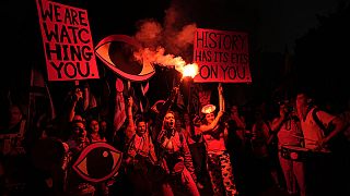 "L'histoire a les yeux rivés sur vous", peut-on lire sur une pancarte brandie lors du rassemblement à Tel-Aviv contre la réforme de la justice, le 29 avril 2023. 