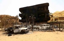 سيارات ومبان متضررة جراء اشتباكات بين قوات الدعم السريع شبه العسكرية والجيش السوداني في مدينة بحري بالسودان