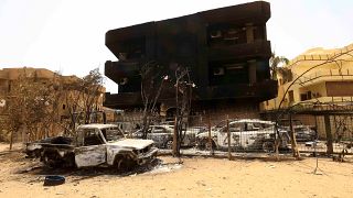سيارات ومبان متضررة جراء اشتباكات بين قوات الدعم السريع شبه العسكرية والجيش السوداني في مدينة بحري بالسودان